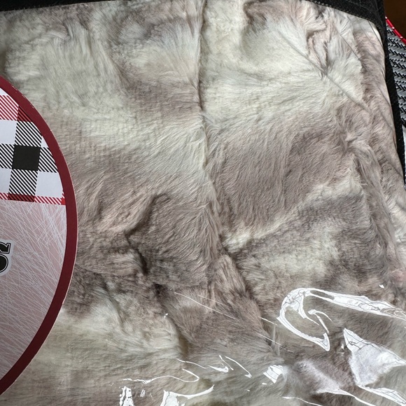 Luxurious Gray Faux Fur Throw Blanket - Picture 3 of 7